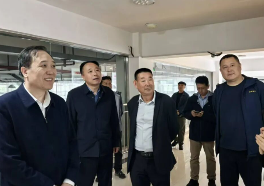 东海县政协主席孔繁清一行赴桃林酒业调研指...